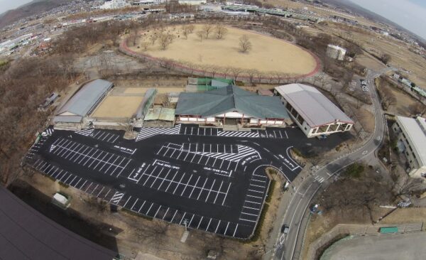 東御市中央公園　武道館駐車場