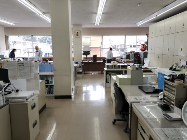2024年12月最後の出勤日の朝冬の大掃除を全社員総出で行っている画像