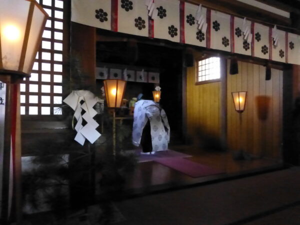安全祈願を神主様に行っていただいているシーン