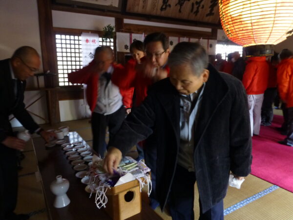 肌守りと御神酒を一人ひとりいただいている様子の画像