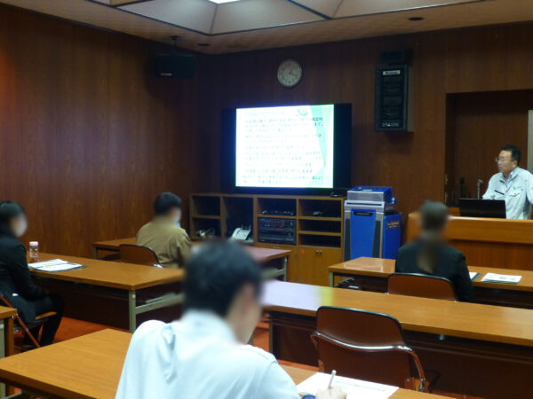 竹花組の本社にて長野西高等学校望月サテライト校の生徒向けに企業説明会を行っている画像。