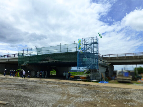 高校生の現場見学会。浅蓼大橋上部工の工事現場の画像。