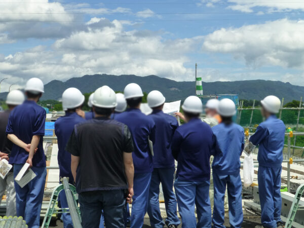 高校生の現場見学会。施工中の現場を見学中の様子の画像