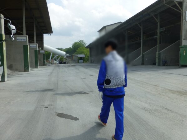 中学生の職業体験。生コン工場内を見学している様子。