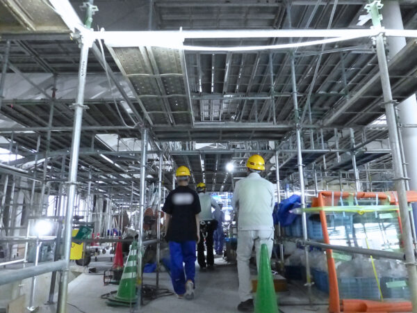 中学生の職業体験を実施。建築現場の建物内を見学中の様子。
