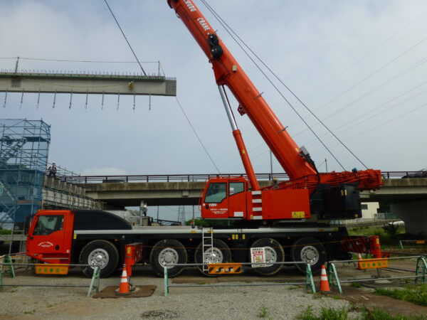 浅蓼大橋上部工工事にて、１４０ｔクレーン車の画像