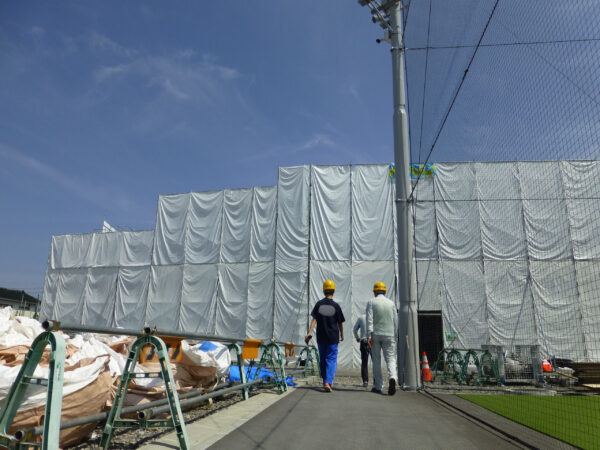 建築現場の建設中の建物内へ歩いて向かっている様子の画像。