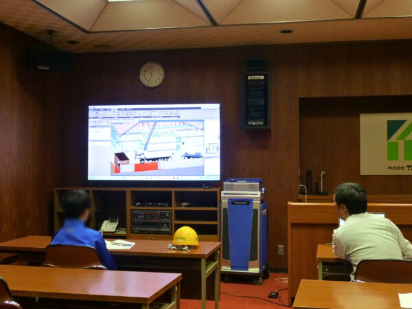 本社にて、建築部の社員から最新技術の設計ソフト体験をしている様子の画像