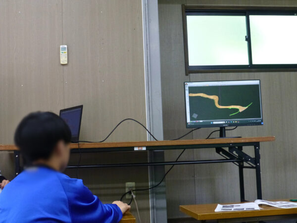 濁川第一 砂防堰堤工事の現場の事務所内にて、３D設計を体験中の様子。