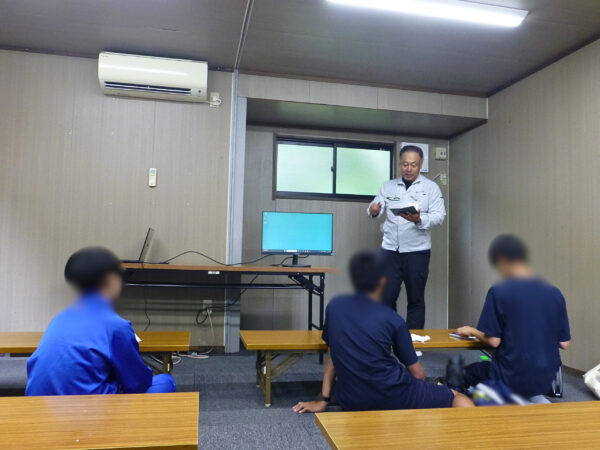濁川第一 砂防堰堤工事の現場の事務所内にて、工事内容について説明を受けている様子の画像