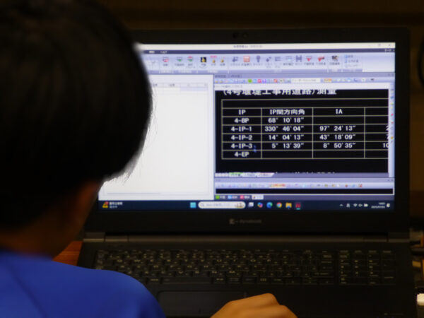 濁川第一 砂防堰堤工事の現場の事務所内にて、３D設計体験をしている様子の画像。