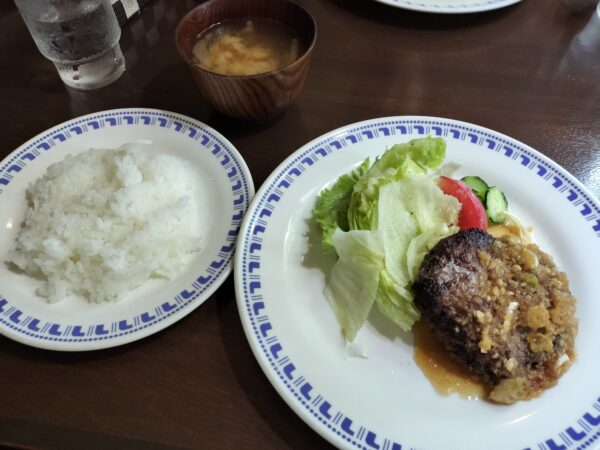 女神湖給油所の近くのレストランで昼食。蓼科牛100％のハンバーグ定食。