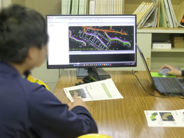 竹花組中学生の職業体験。現場事務所にて、３D設計のやり方をデモストしている様子の画像。