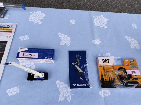 第三回まるごとつながるフェスタ佐久平にて竹花組ブースでのイベント、クジ引きチャレンジの景品。クレーン車とショベルのミニチュアモデル、キーホルダー。