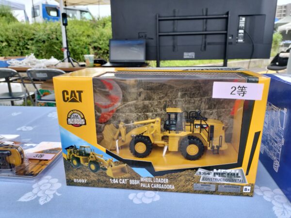 第三回まるごとつながるフェスタ佐久平にて竹花組ブースでのイベント、クジ引きチャレンジの景品。２等賞のCATホイールローダー