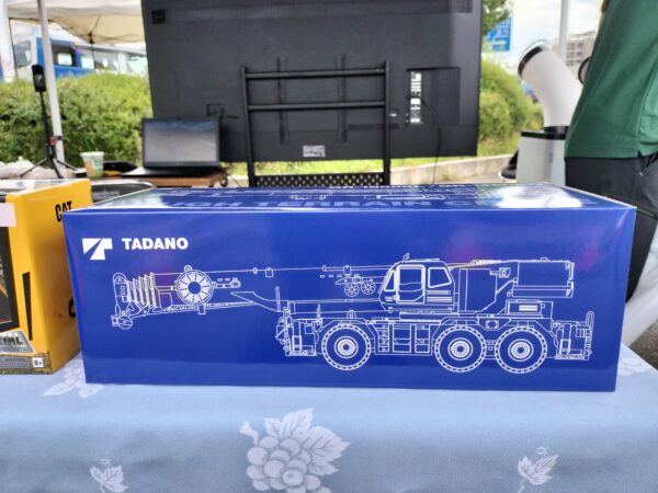第三回まるごとつながるフェスタ佐久平にて竹花組ブースでのイベント、クジ引きチャレンジの景品。１等賞のクレーン車TADANO製スケールモデル
