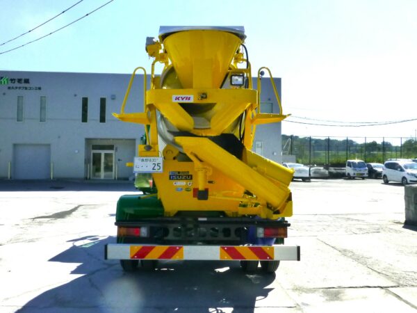 長野県佐久市佐久チチブ生コン工場にてオートマ４ｔミキサー車納車。ミキサー車の後ろの状態の画像。