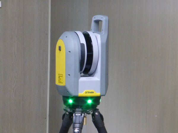 ARIKAMO職業体験濁川第一砂防堰堤工事現場にて３D測量機器の説明をしている。