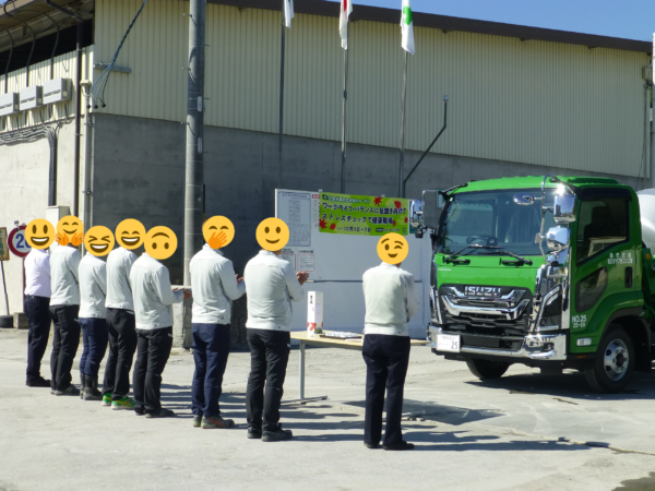 長野県佐久市佐久チチブ生コン工場のAT４ｔ生コン車納車式。工場の社員みんなで横一列に並び、安全祈願をしている様子の画像。