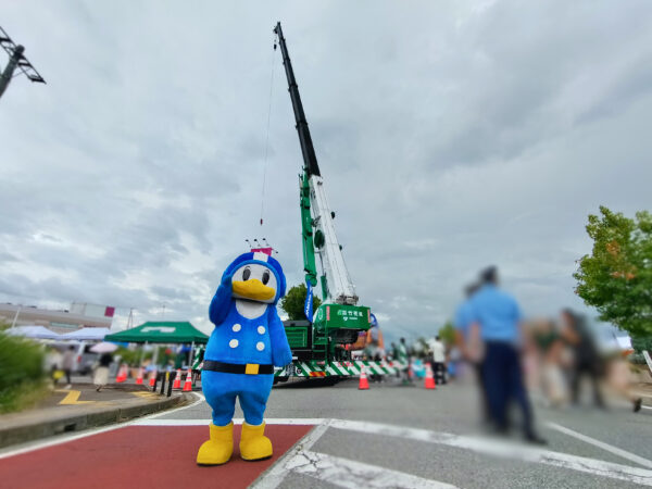 長野警察シンボルマスコット「ライポくん」と竹花組クレーン車の奇跡のコラボ