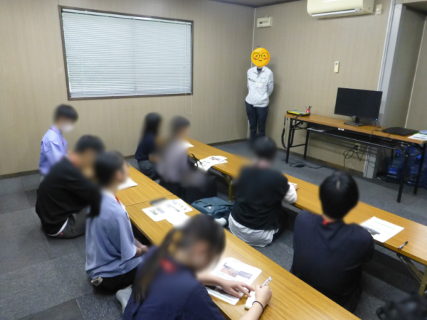 濁川第一砂防堰堤工事現場事務所にて、学生向けに竹花組の先輩社員のインタビューをしている様子の画像。