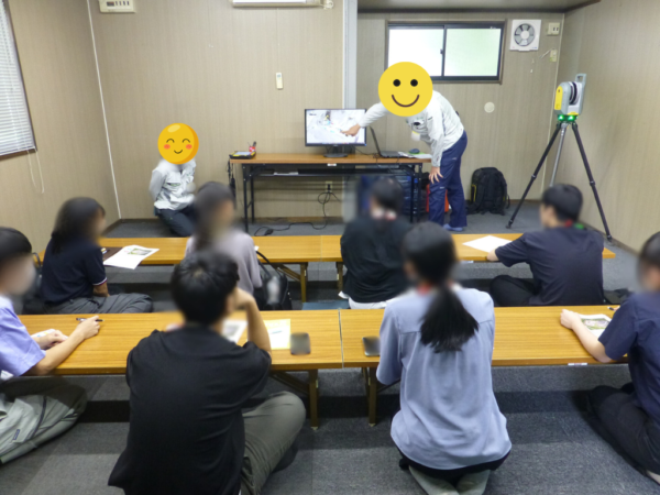 濁川第一砂防堰堤工事の概要説明をしている様子の画像
