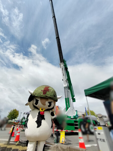 自衛隊長野地方協力本部イメージキャラクター「しんちゃん」と竹花組のクレーンとのキセキのコラボ画像