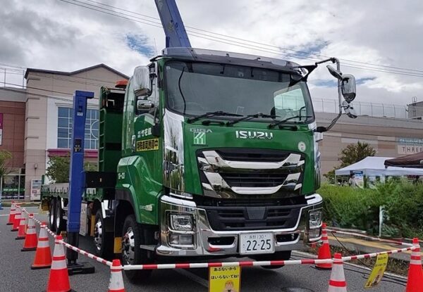 第３回まるごとつながるフェスタ佐久平イベント。１３ｔセルフ車の展示している画像。