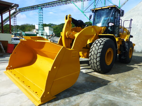 佐久砕石工場にてホイールローダー納車。ホイールローダーを斜め前から撮影した画像