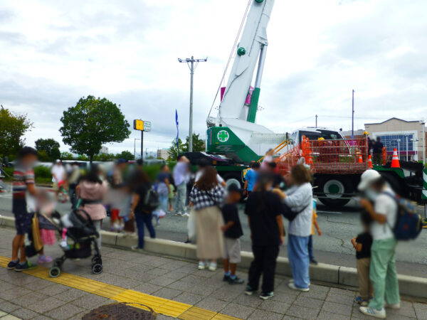 第3回まるごとつながるフェスタ佐久平イベントの働く車の展示の竹花組ブース。クレーン乗車体験の列。