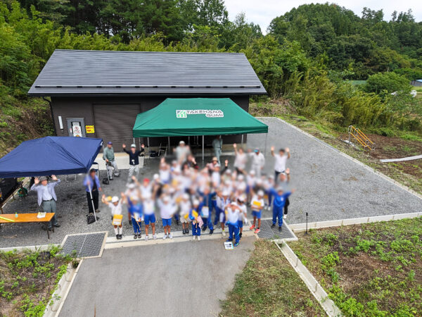 浅科小学校の社会科学習見学にて見学の最後にドローンから集合写真