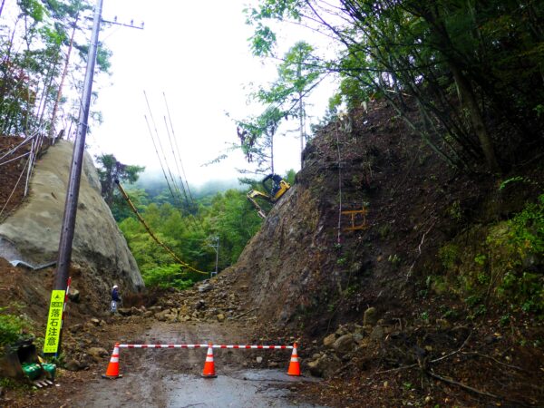 令和7年農山漁村地域整備交付金事業林道妙義荒船線法面改良工事現場。現在掘削作業が行われている現場を遠くから撮影した画像。