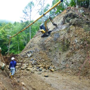 佐久市のインフラを支える!法面改良工事の現場で見た、遠隔重機と安全への工夫