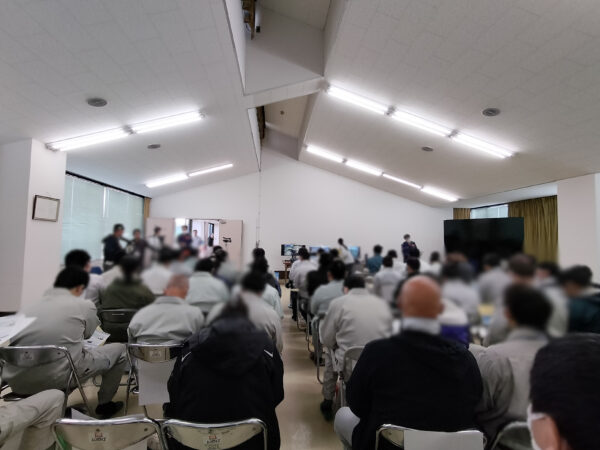 無人化施工機械操作体験会2日目。協力企業対象の体験会。最後列の後ろからたくさん座っている人を撮影した画像