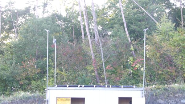 スターリンクアンテナを遠目から撮影した画像