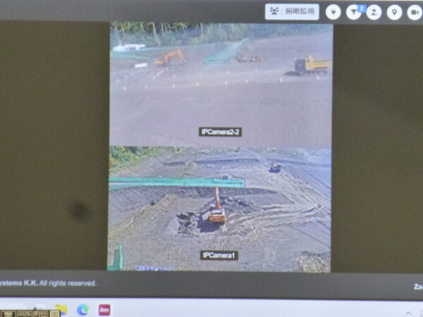 無人化施工機械操作体験会。俯瞰カメラの映像