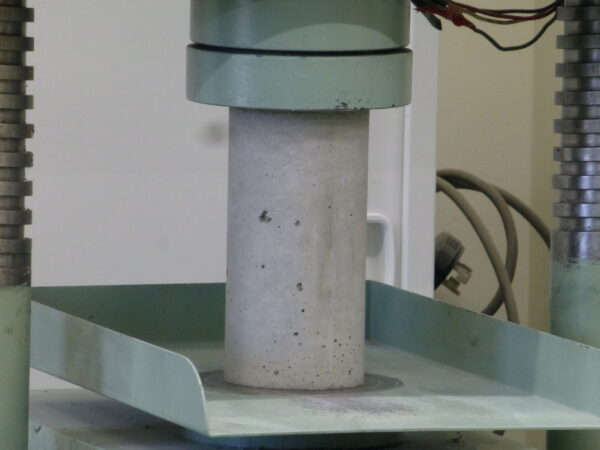 コンクリート強度試験している様子