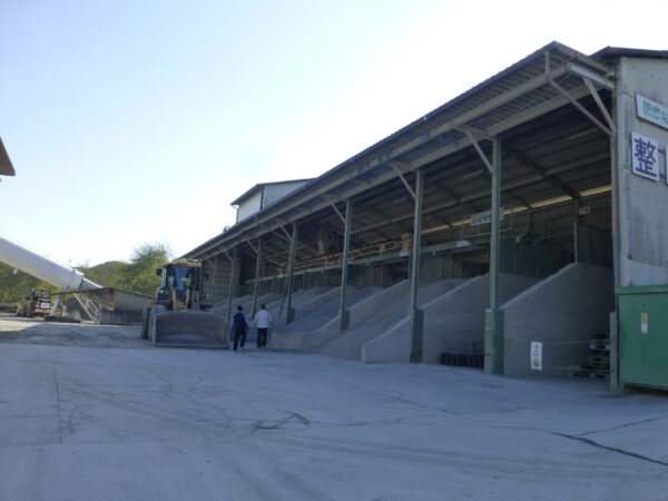 佐久チチブ生コン工場内見学。砂や砂利を種類別に仕分けして保管している場所。