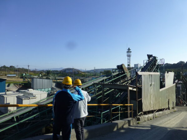 佐久砕石工場内見学外観を見渡している様子の画像