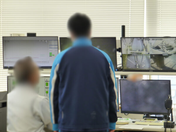 生コン工場内。生コンクリートの製造過程を見学している様子の画像