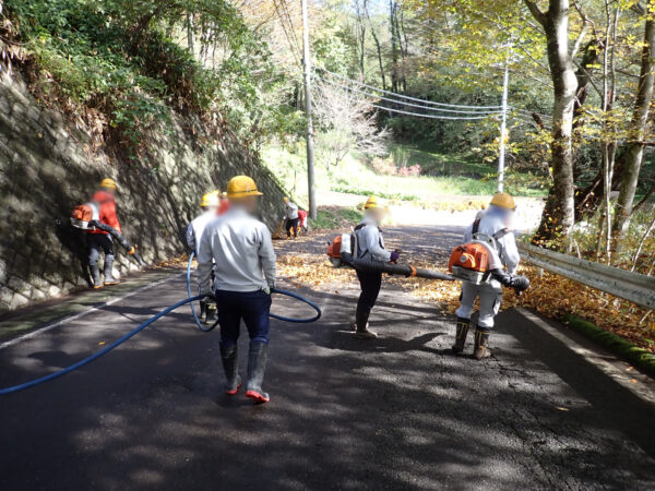 第4回アダプトシステム作業様子。ブロワーで落ち葉を吹き飛ばしながら集めている様子