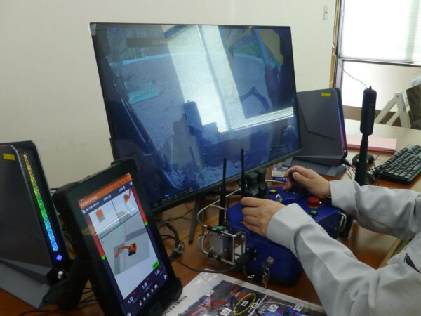 竹花組社内操作体験会にて広報員が自ら操作体験をしている様子の画像。