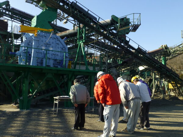 砕石工場の火入れ式にて、安全祈願をしている社員の様子