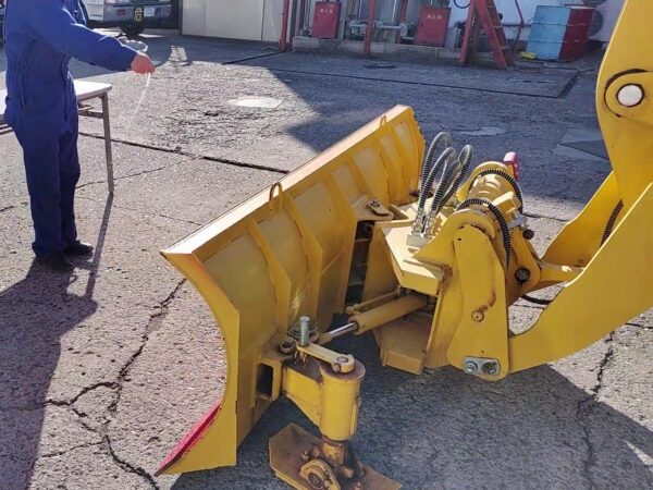 お清めの塩を重機の周りに掛けている様子の画像