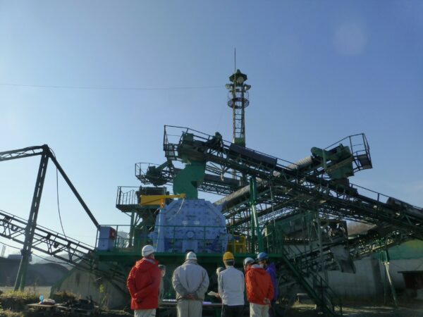 佐久砕石工場火入れ式の様子を遠くから全体的に刷遺影した画像