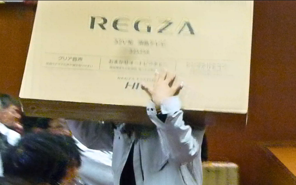 REGZAテレビ当選者の受け渡しの場面