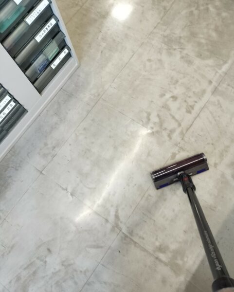 竹花組大掃除の様子。床と掃除機の画像