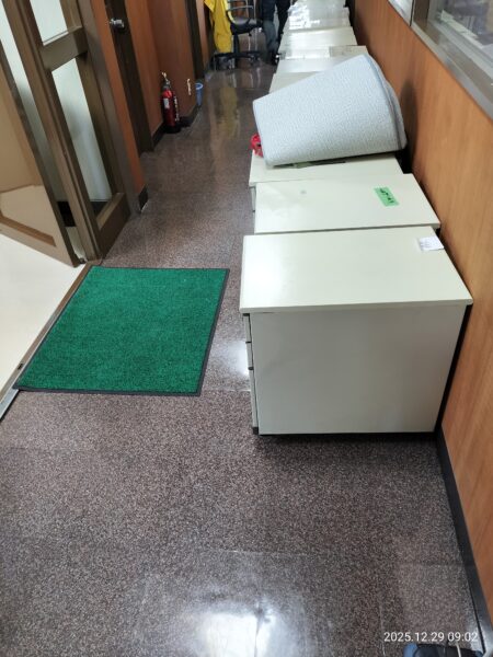 2025年竹花組最後の営業日。大掃除中の様子の画像。