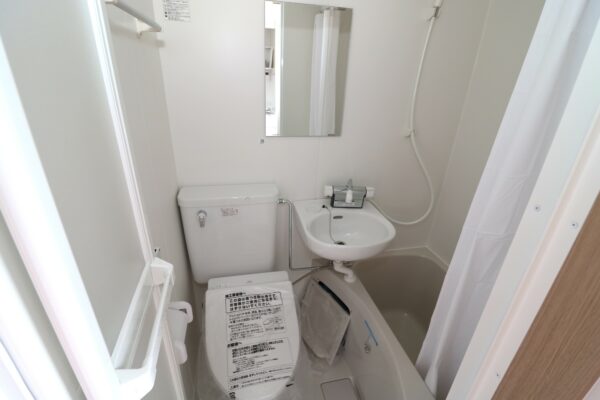 共同住宅の内観。トイレとお風呂が一緒に設備されているユニットバス。