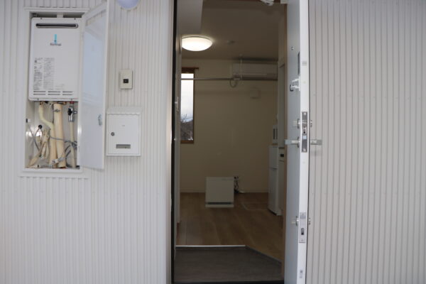 共同住宅の玄関を遠目から撮った画像。